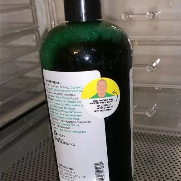 COPY - Lush Cosmetics BERRY BERRY CHRISTMAS SHOWER GEL🎄 - Picture 2 of 4